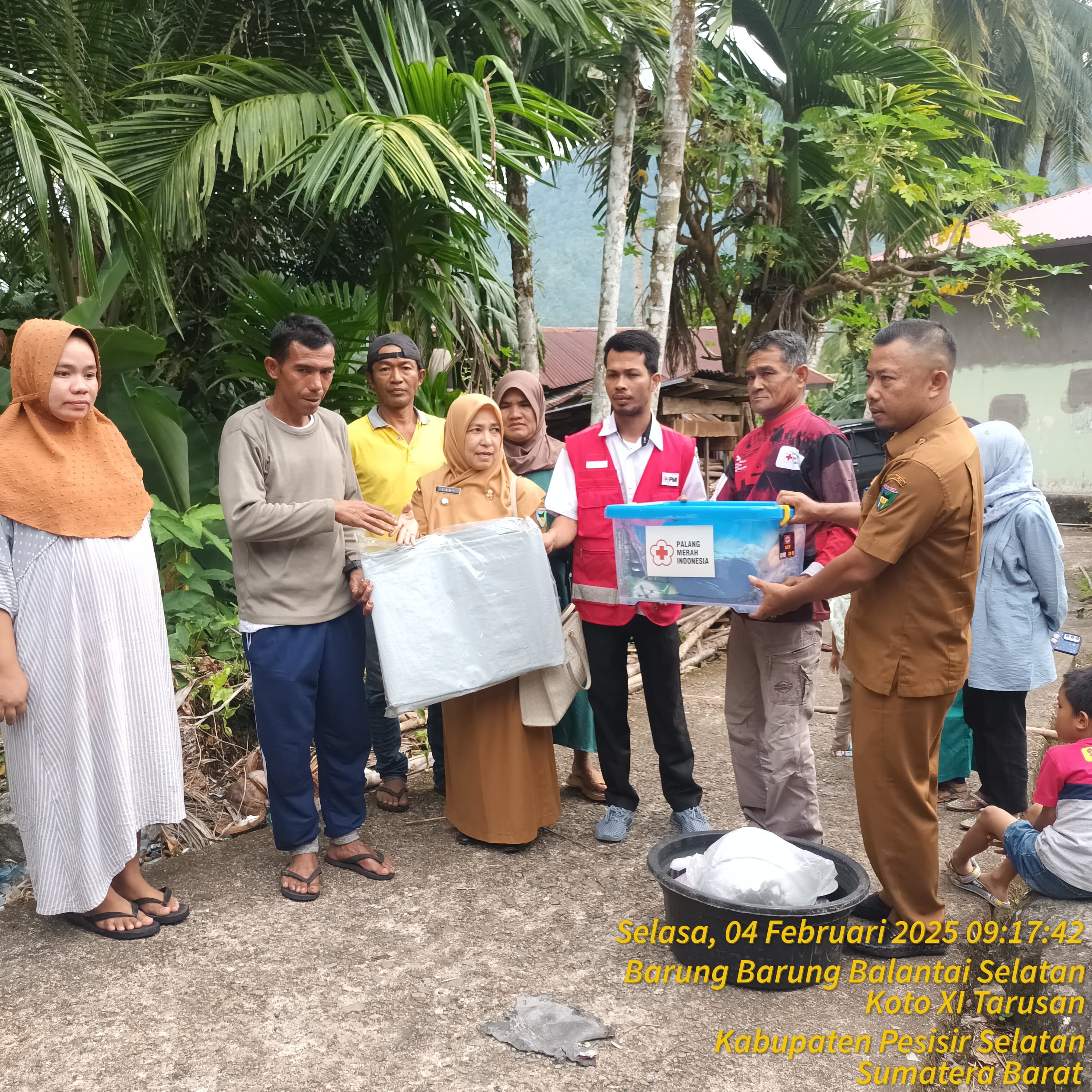 Camat Koto XI Tarusan mendampingi PMI memberikan bantuan kepada Korban Kebakaran di Nagari Barung-Ba
