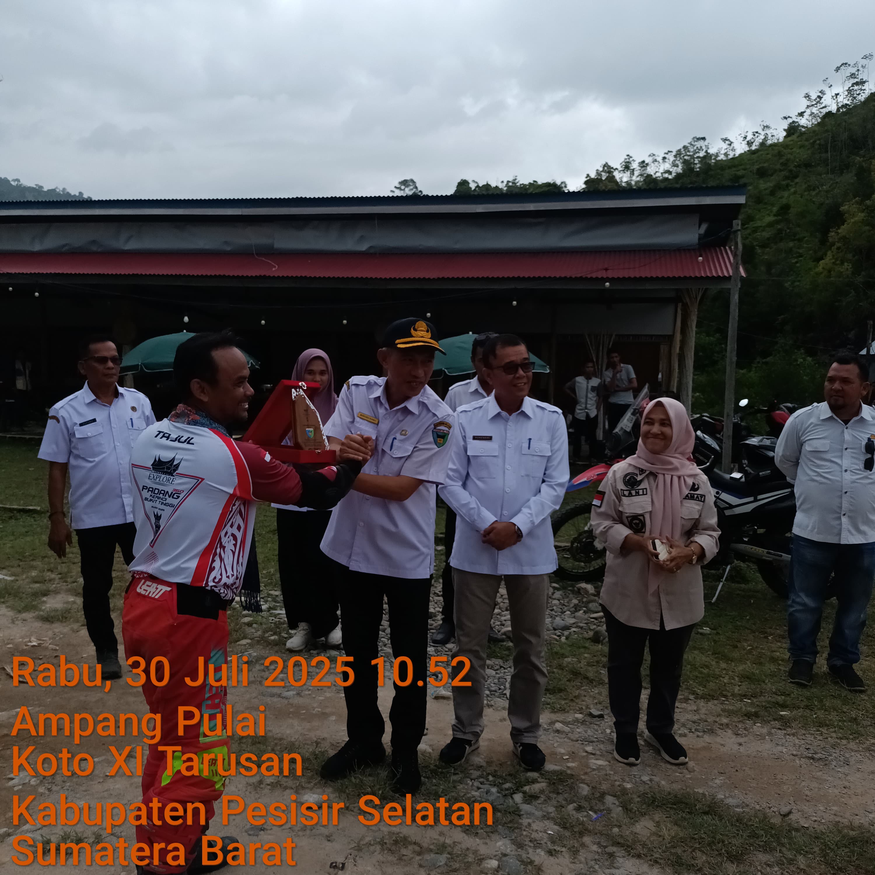 Kedatangan Tamu Rombongan Motor Trabas dari jakarta dan Berbagai Negara di Pantai Paku Nagari Sungai