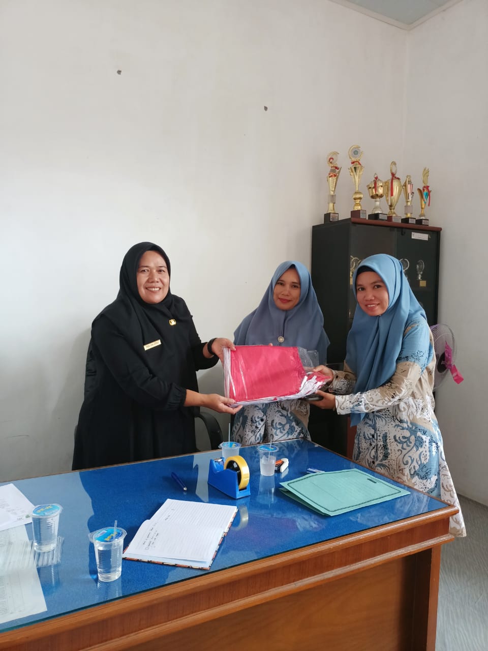 Penyerahan Bendera Merah Putih dari Nagari Se Kecamatan Koto XI Tarusan ke Kantor Camat Koto XI Taru