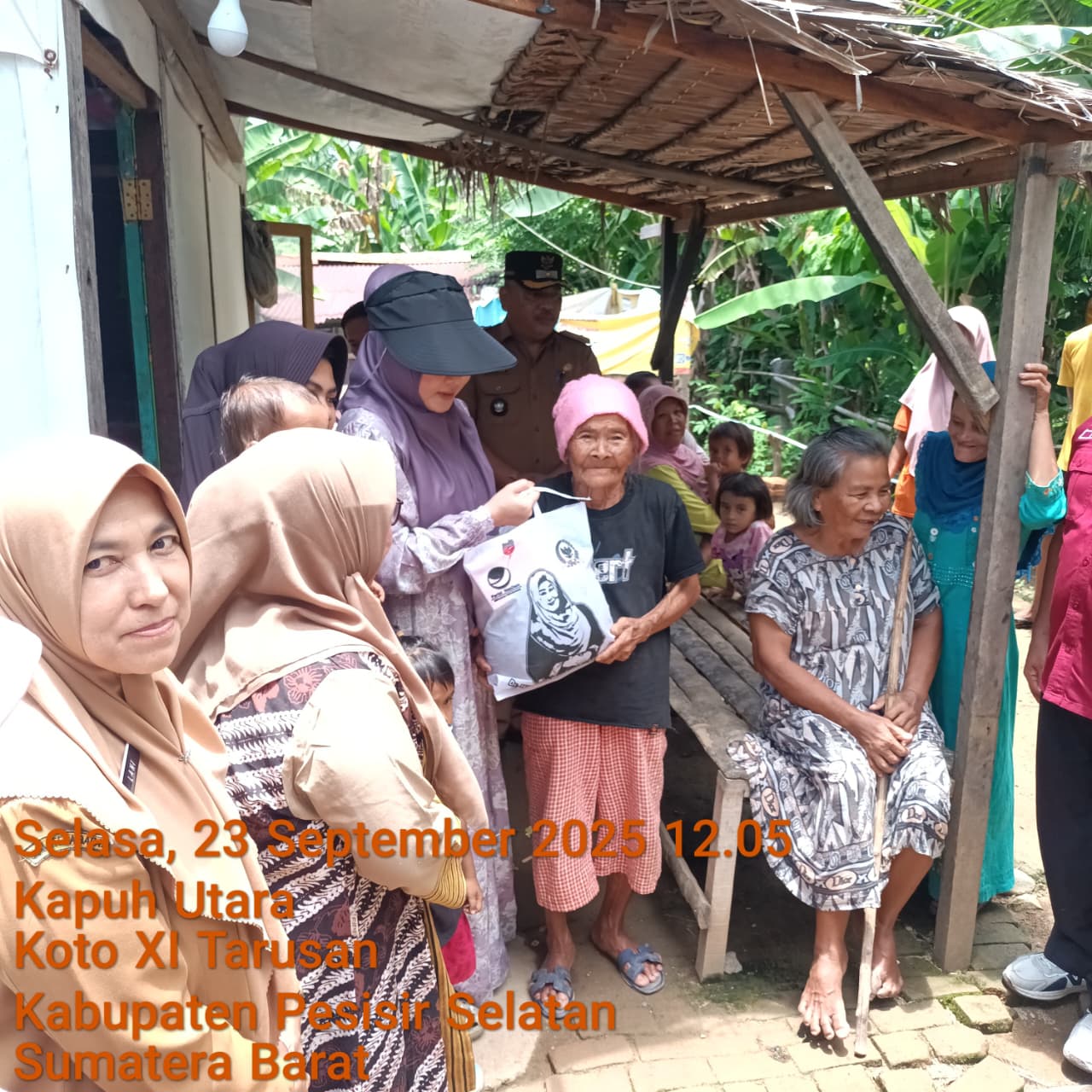 Camat Koto XI Tarusan Mendampingi Ibu Lisda Hendra Joni dalam Penyerahan Bantuan Bedah Rumah di Naga