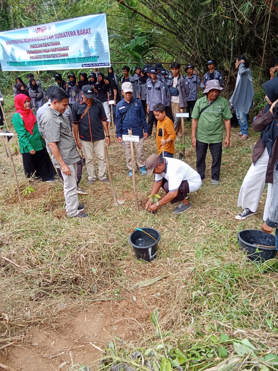 Menghadiri Acara Penutupan Pengabdian Mahasiswa Universitas Muhammadiyah Sumatera Barat di Nagari Si