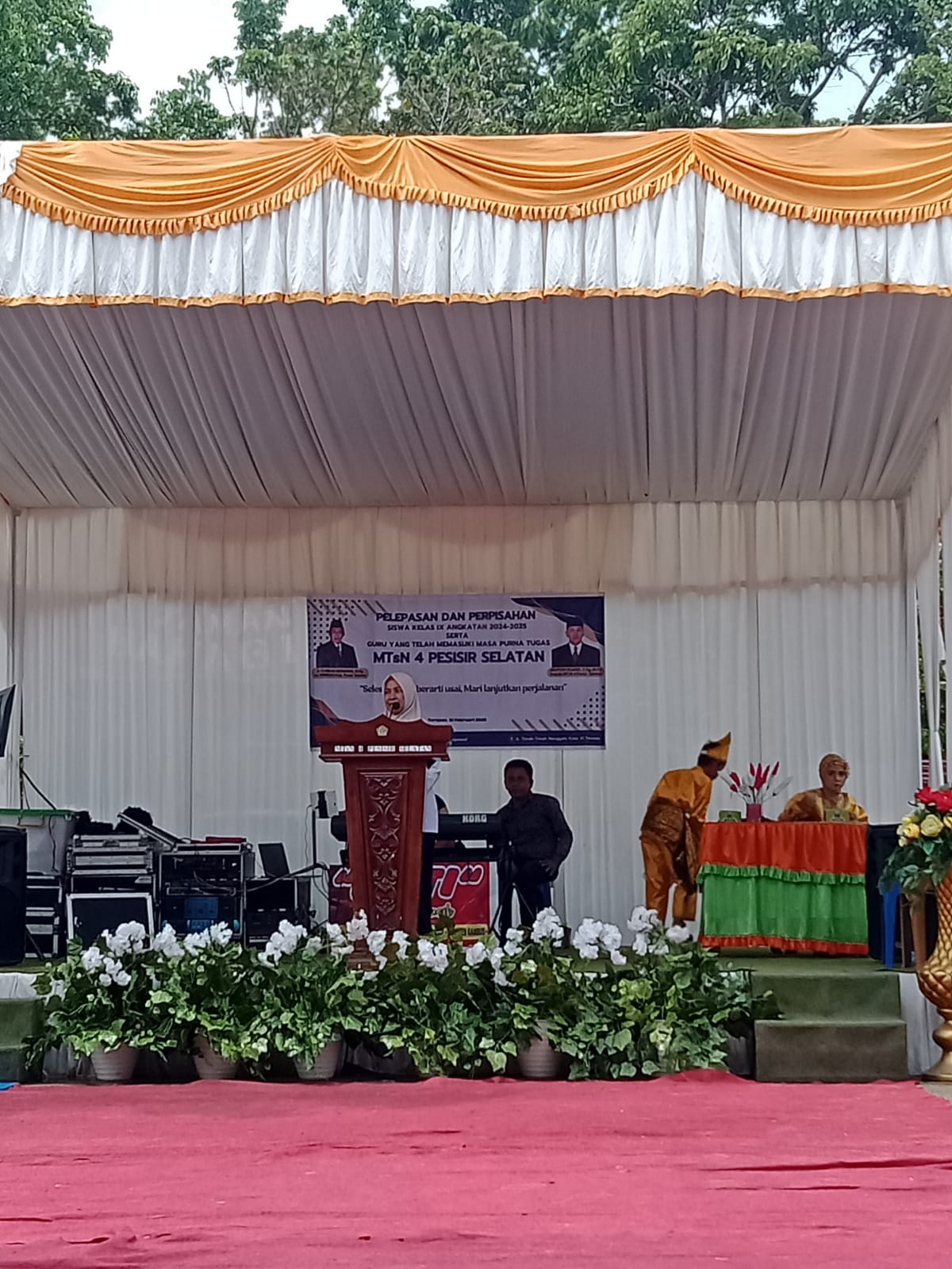 Mengahdiri Pelepasan dan Perpisahan Siswa Kelas IX 2024-1015 di MTsN 4 Pesisir Selatan
