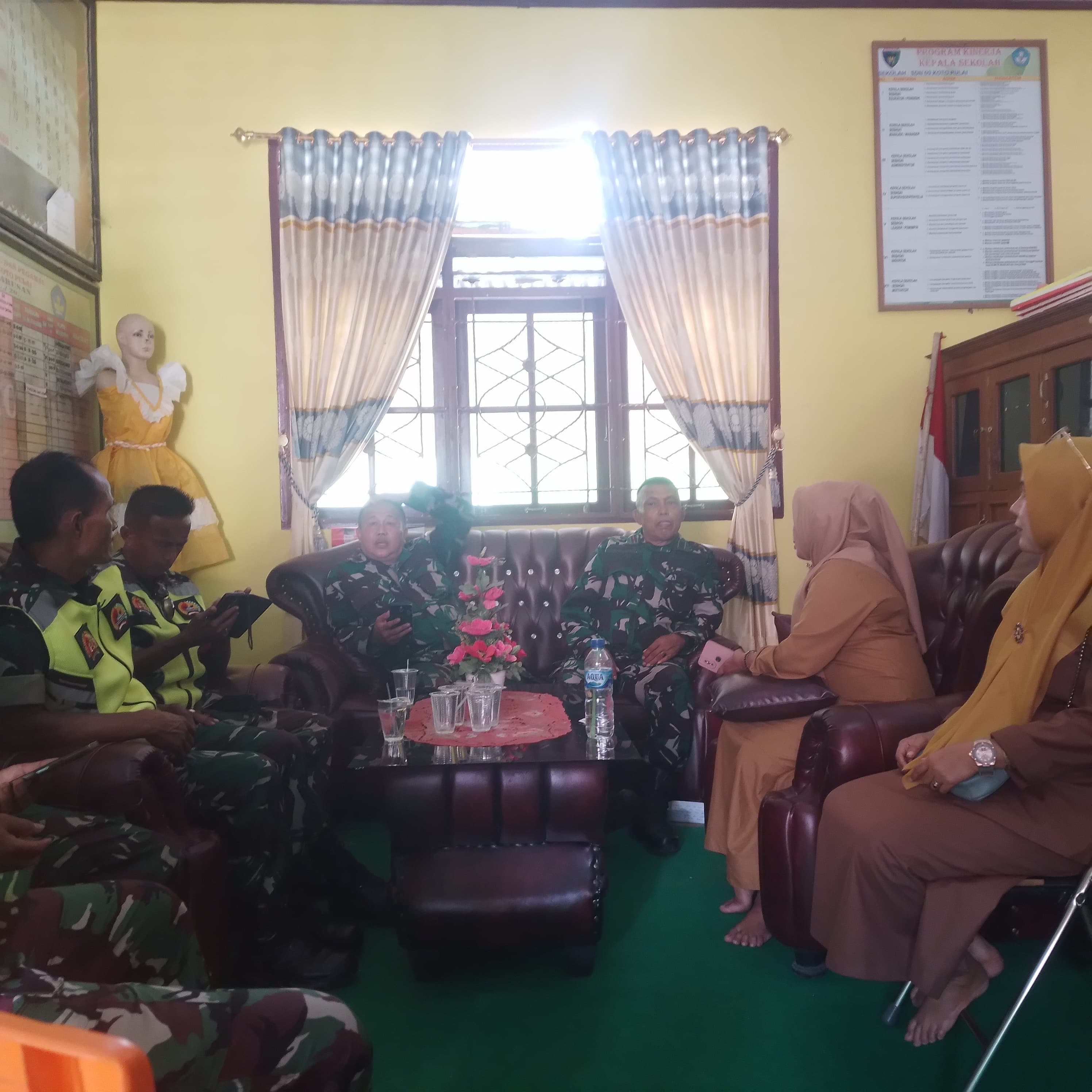 Menghadiri Pelaksanaan Program Makan bergizi di SD 09 Koto Pulai Nagari Barung Barung Balantai Selat