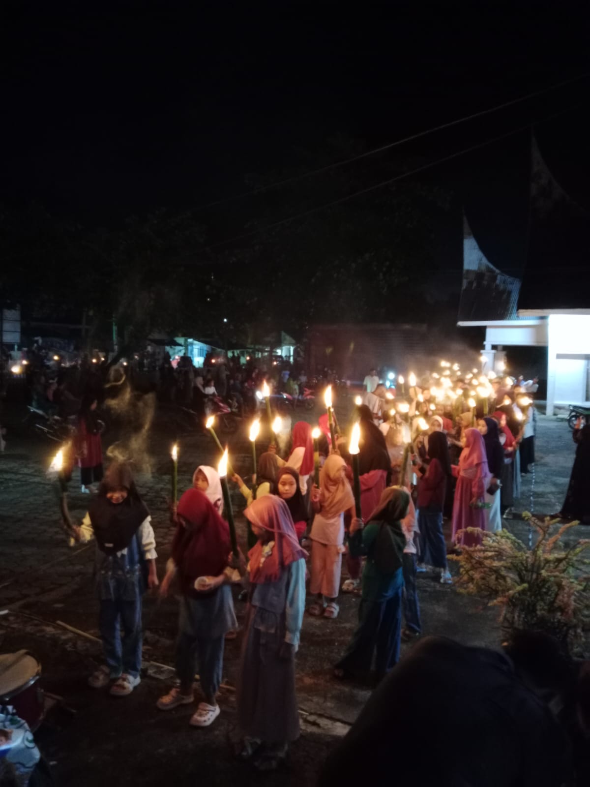 Ibu Camat menghadiri  Arak-Arakan Pawai Obor di Kantor Camat Koto XI Tarusan
