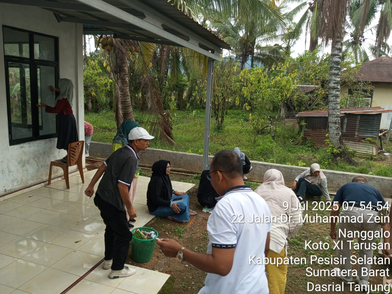 Kecamatan Koto XI Tarusan Gotong Royong Bersama Membersihkan Pekarangan Kantor