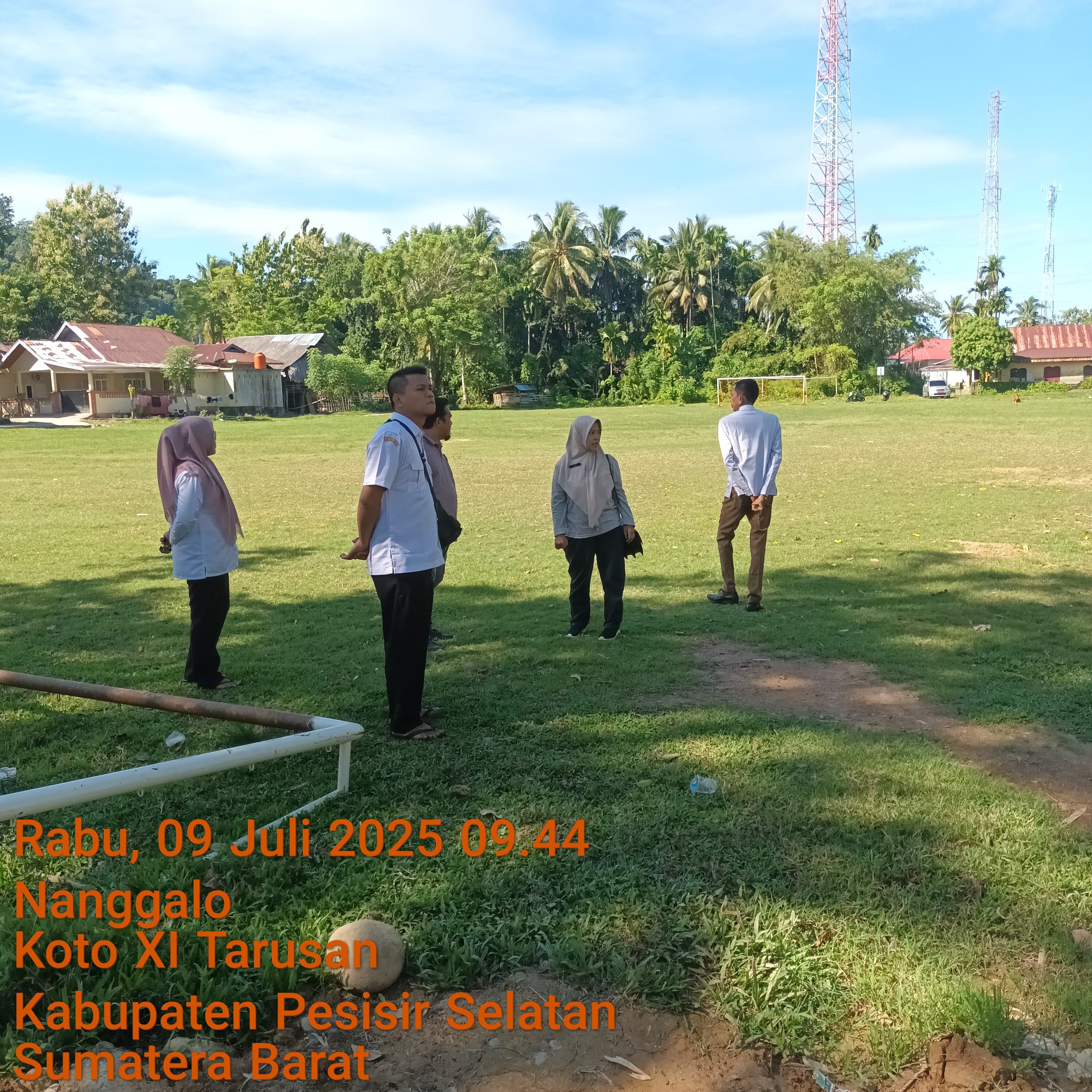 Pengecekan Persiapan Lapangan Nanggalo Kecamatan Koto XI Tarusan Untuk Upacara HUT RI Tahun 2025
