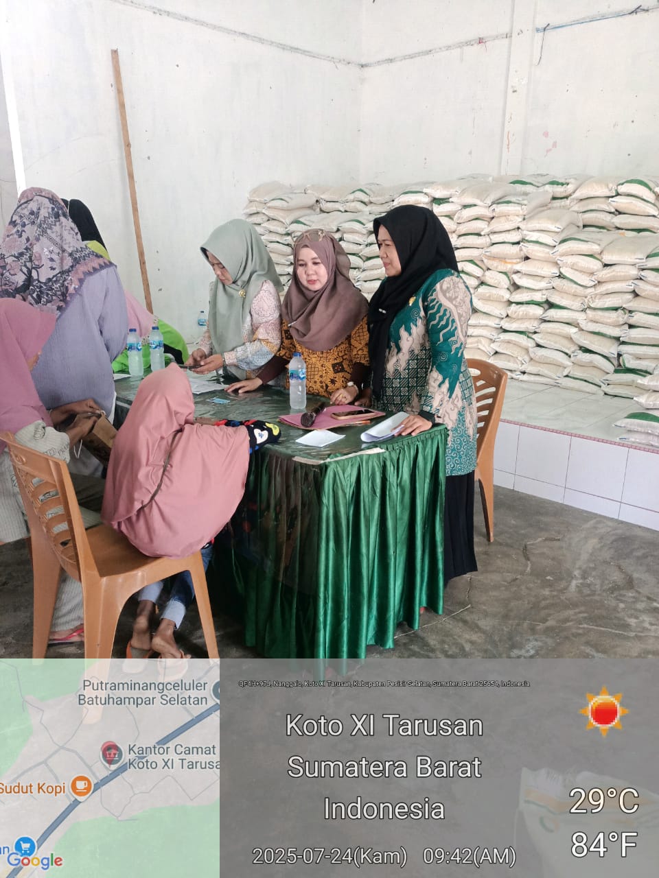 Kecamatan Koto XI Tarusan Menyerahkan Bantuan Beras Dari Pusat Kepada Keluarga penerima Manfaat (KPM