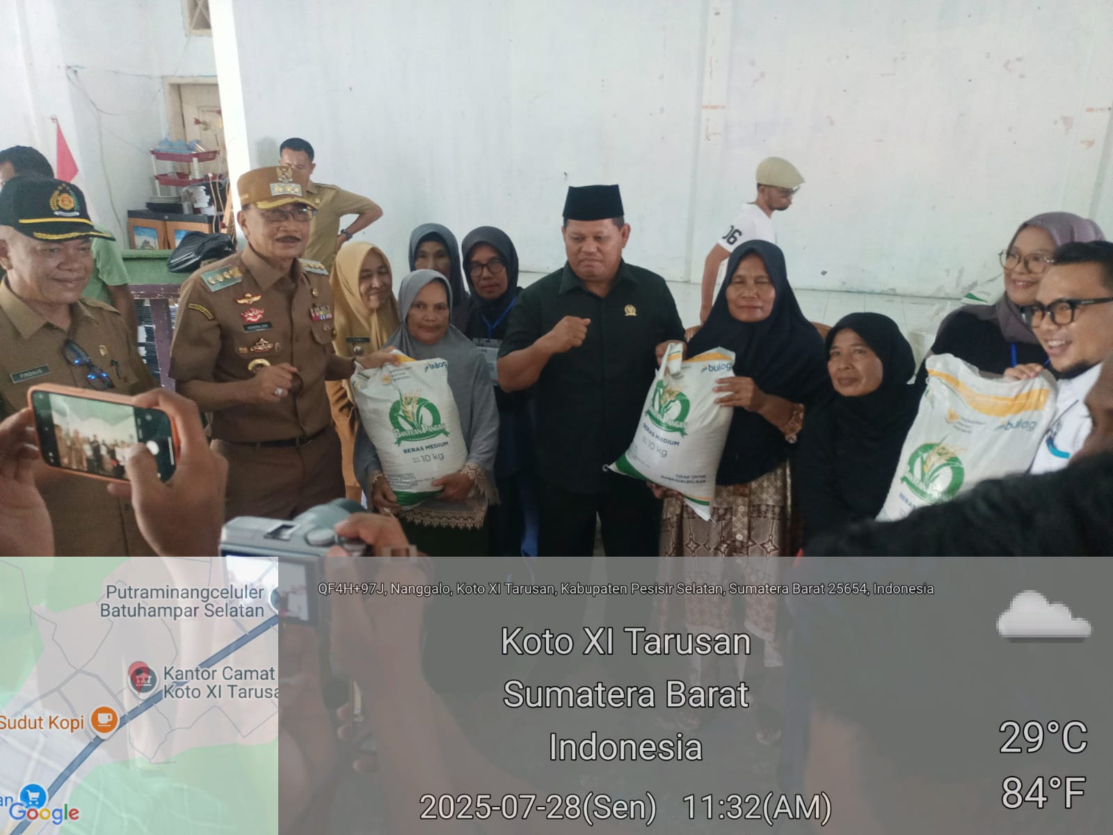 Mendampingi Bupati Pesisir Selatan Meninjau Pendistribusian bantuan Beras di kecamatan Koto XI Tarus