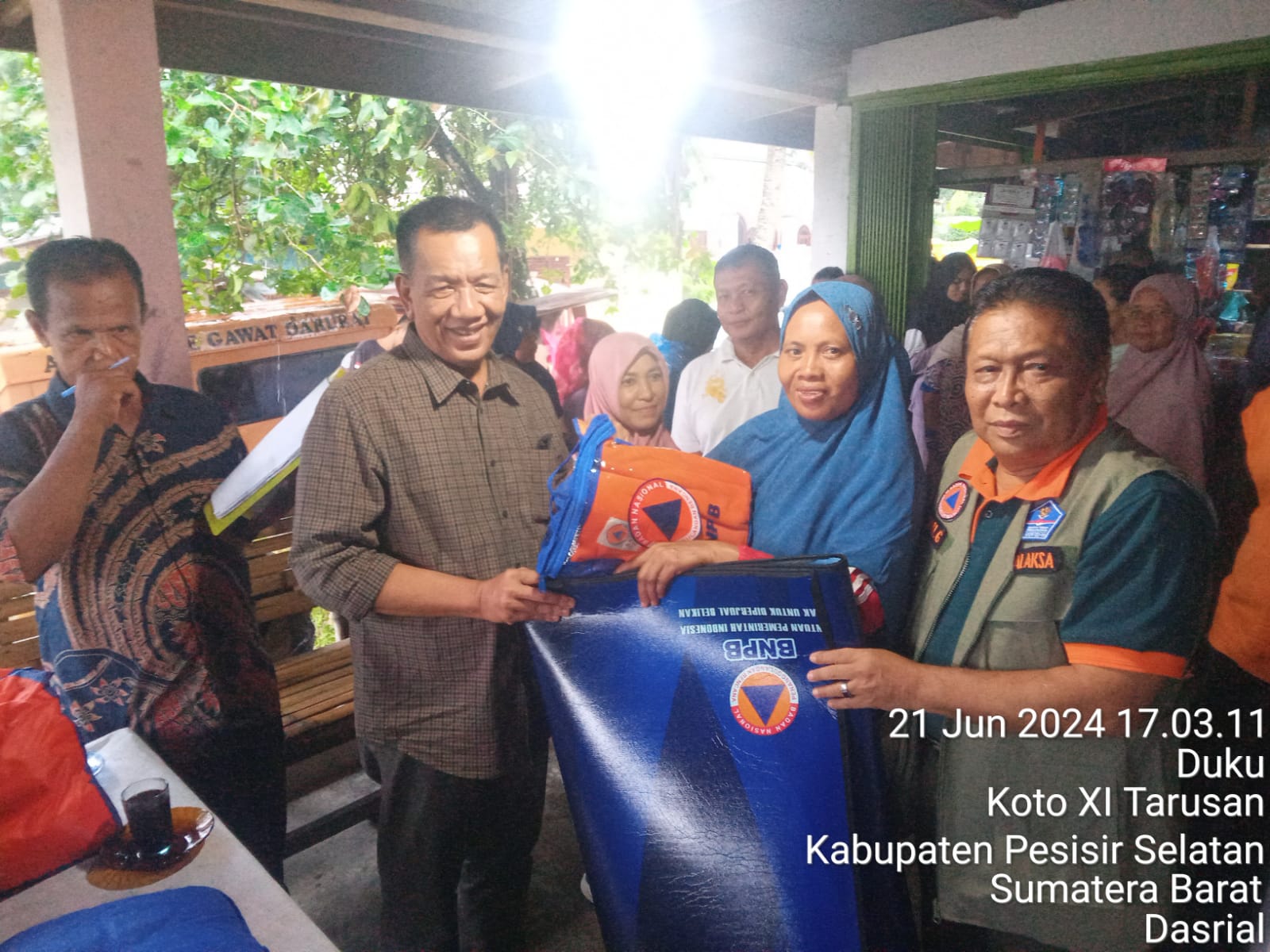 Mendampingi Bupati Pesisir Selatan dalam Penyerahan Bantuan Bencana Banjir di Kampung Tanjung Nagari