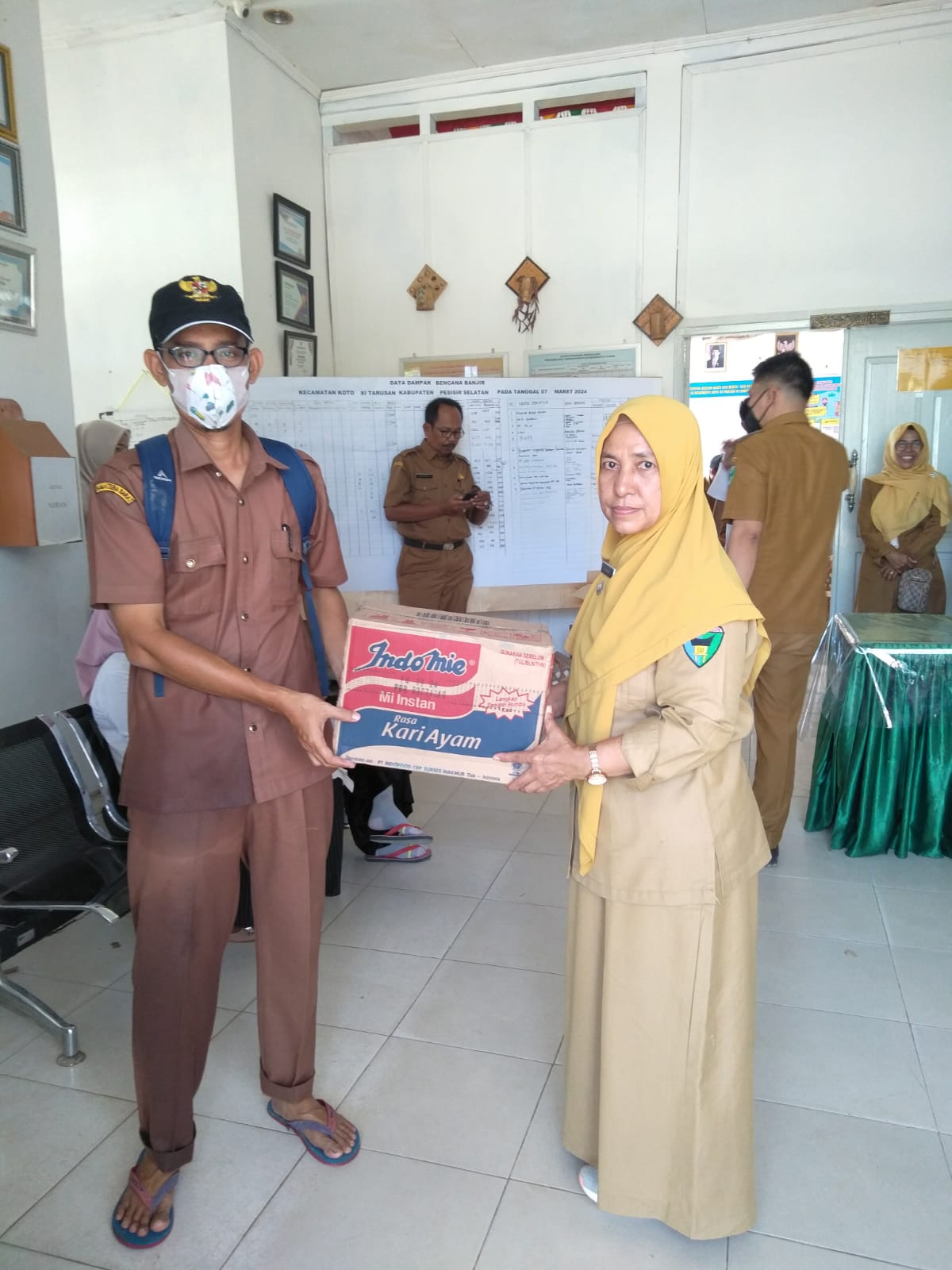 Penyaluran Bantuan oleh Kecamatan ke Nagari yang Terdampak Banjir Tahap I