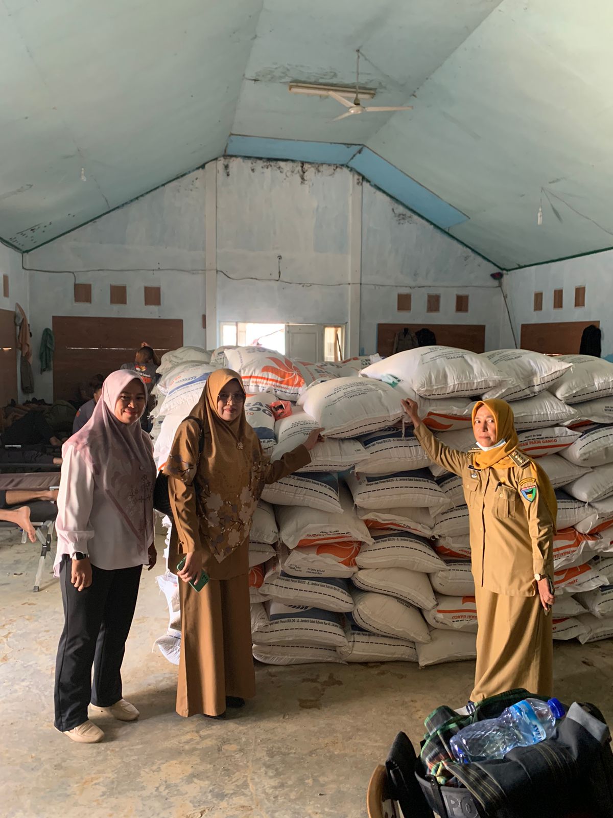 Dinas Pangan Pesisir Selatan Menyalurakan Bantuan Beras dari Provinsi Sumatera Barat untuk Korban ba