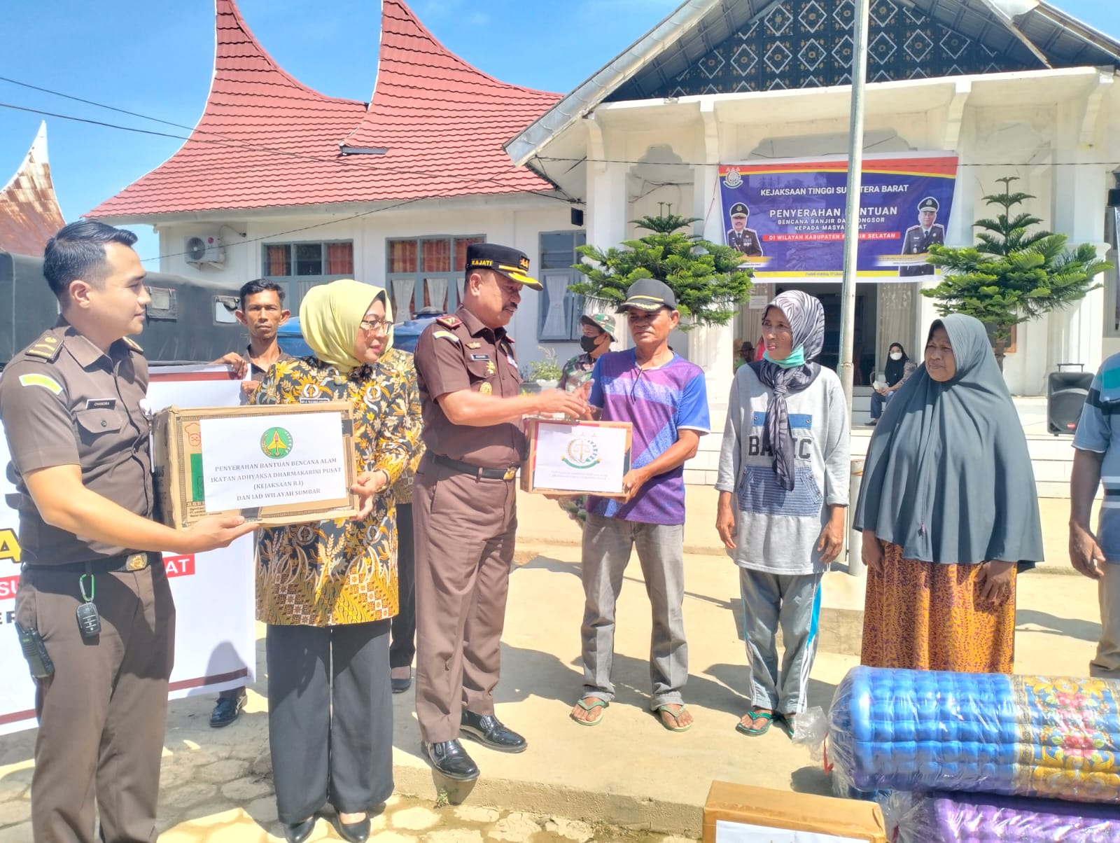 Bakti sosial dan Penyerahan Bantuan Dari ikatan Adhyaksa Darmakarini Pusat (Kejati) Sumatera Barat