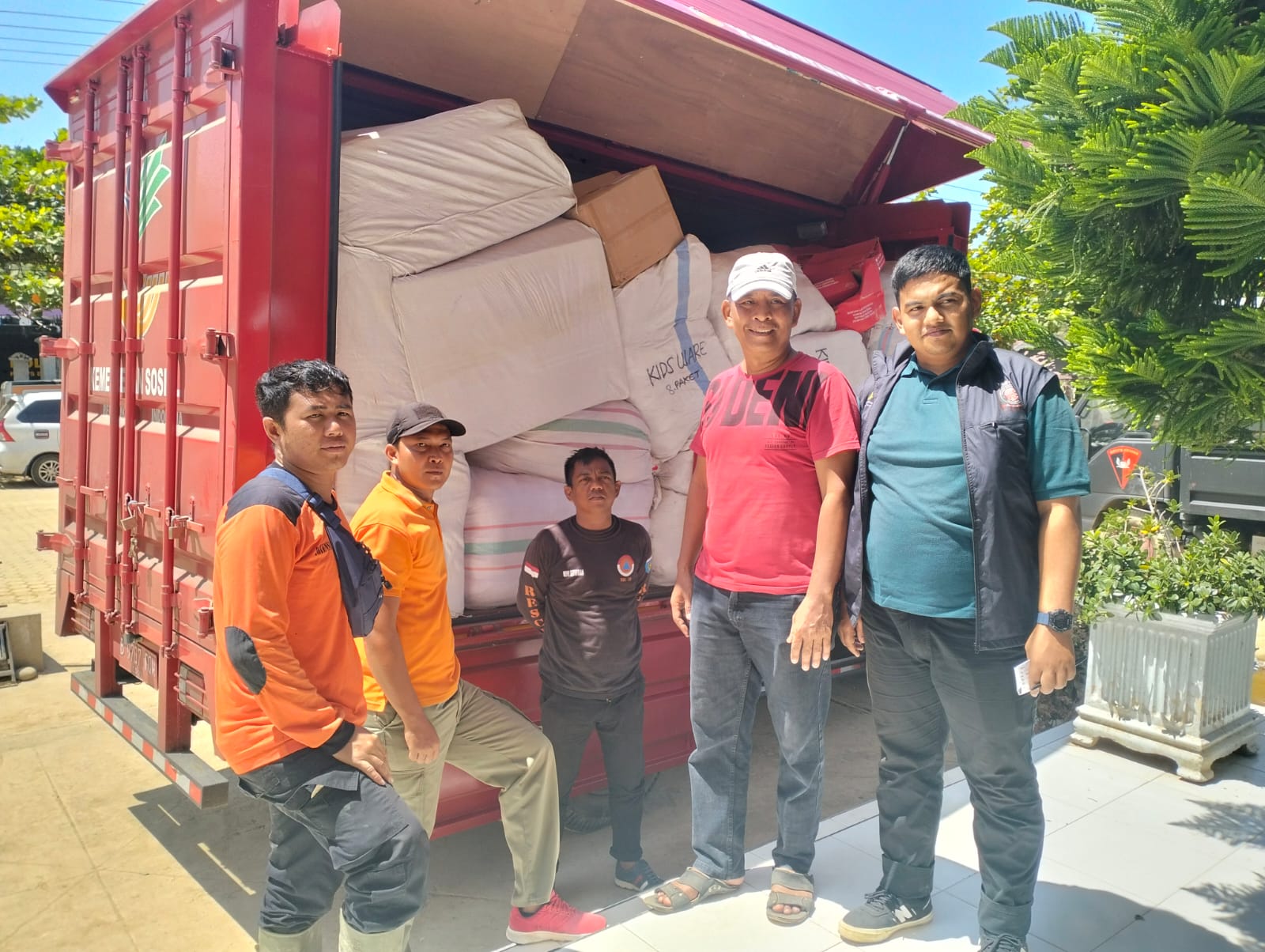 Serah Terima Bantuan dari Kemensos Sentra Darussaadah Aceh Besar 