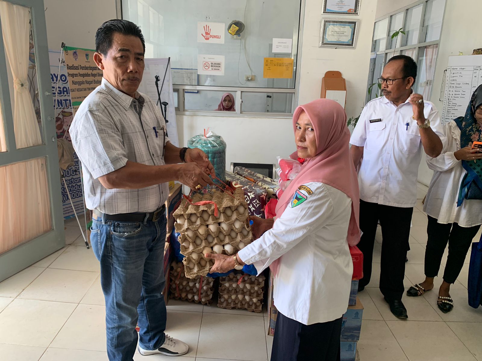 Penyerahan Bantuan oleh Camat koto XI Tarusan ke Nagari yang Terdampak Bencana Banjir Tahap II  