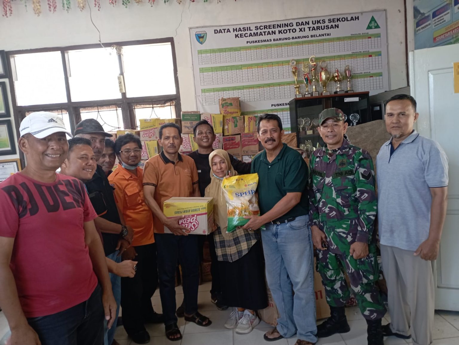 Serah Terima Bantuan Banjir dari Ikatan Keluarga Minang di Bengkulu Utara