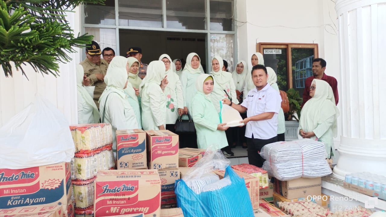 Menerima Bantuan Banjir Dari Darmayukti Karini Pengadilan Tinggi Sumatera Barat 