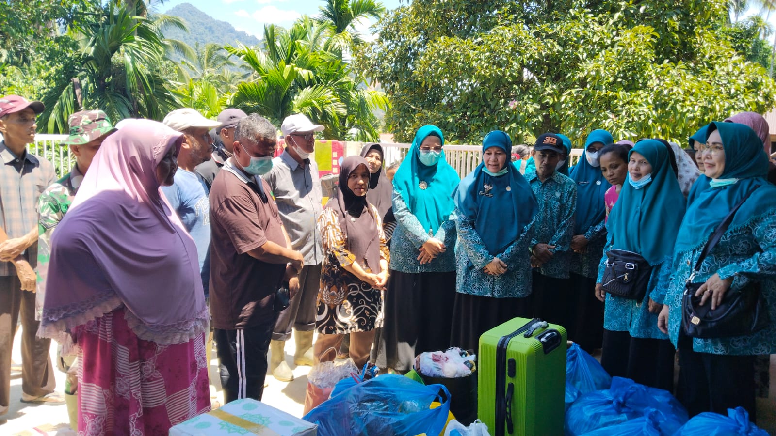 Kunjungan darma wanita persatuan Sumbar dalam rangka penyerahan Bantuan Banjir