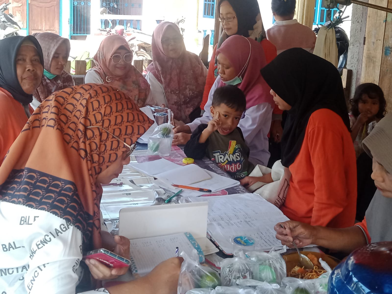 Monitoring Penimbangan balita di Lokasi Stanting  Pos yandu  bunga Tanjung  di Nagari Nanggalo  