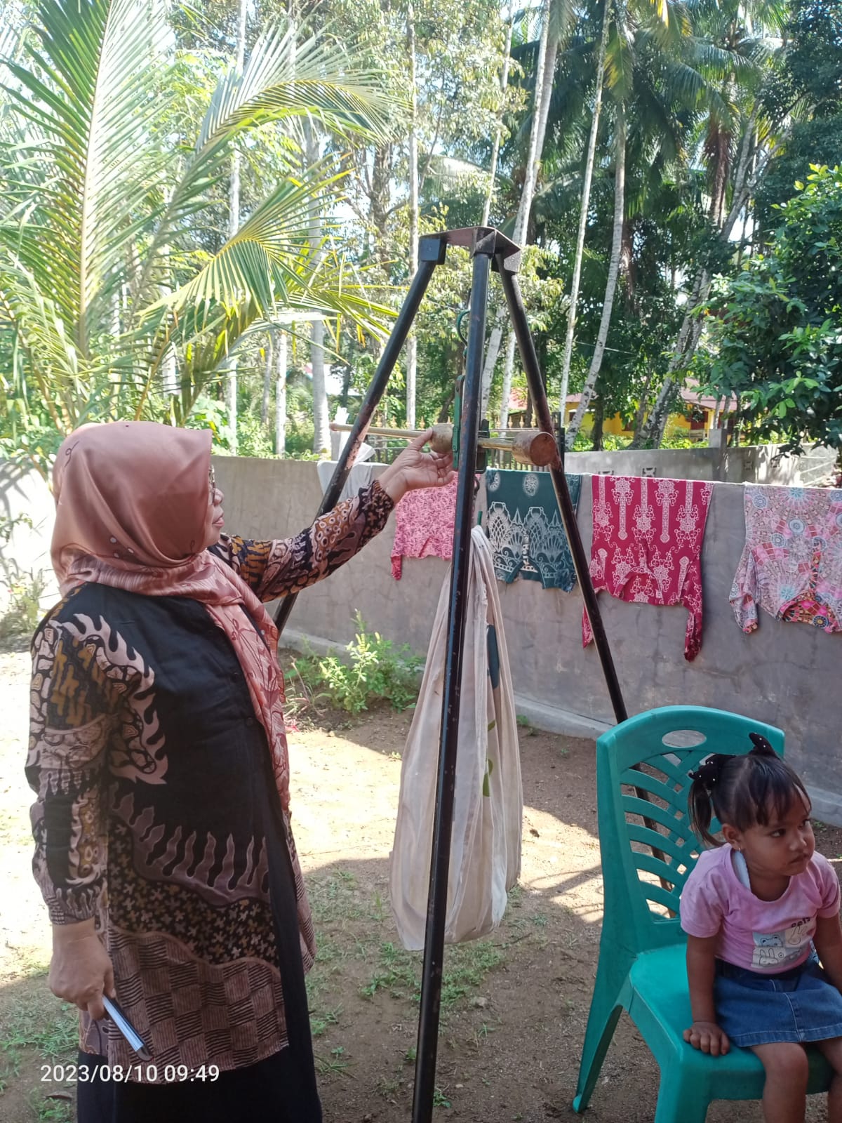 Monitoring Penimbangan balita di Lokasi Stanting  Pos Yandu Mawar Nagari Setara Nanggalo 