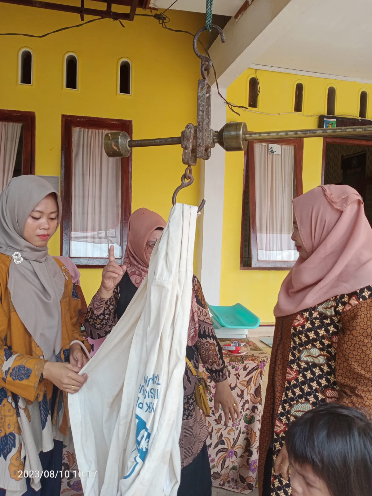 Monitoring Penimbangan balita di Lokasi Stanting  Pos Yandu Nangka  Nagari Batu Hampar Selatan 