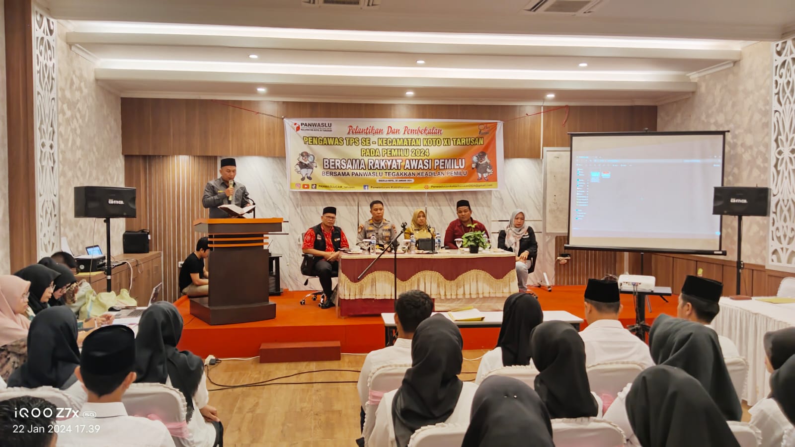 Pelantikan dan Pemberkalan Pengawas Tempat Pemilihan Suara