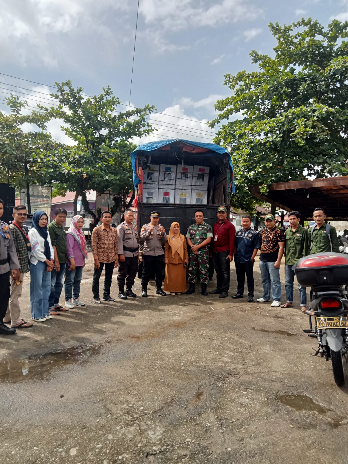 Pelepasan Pendistribusian Logistik Pemilu ke Nagari se Kecamatan Koto XI Taruan