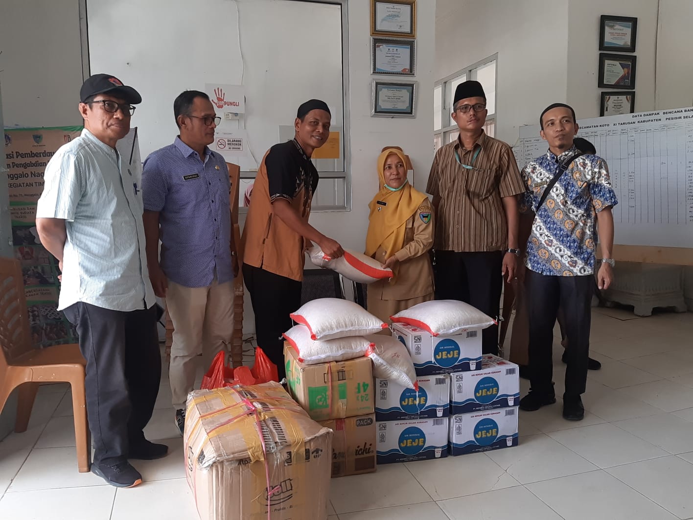 Serah Terima Bantuan Banjir dari Firman CS Kota Pariaman
