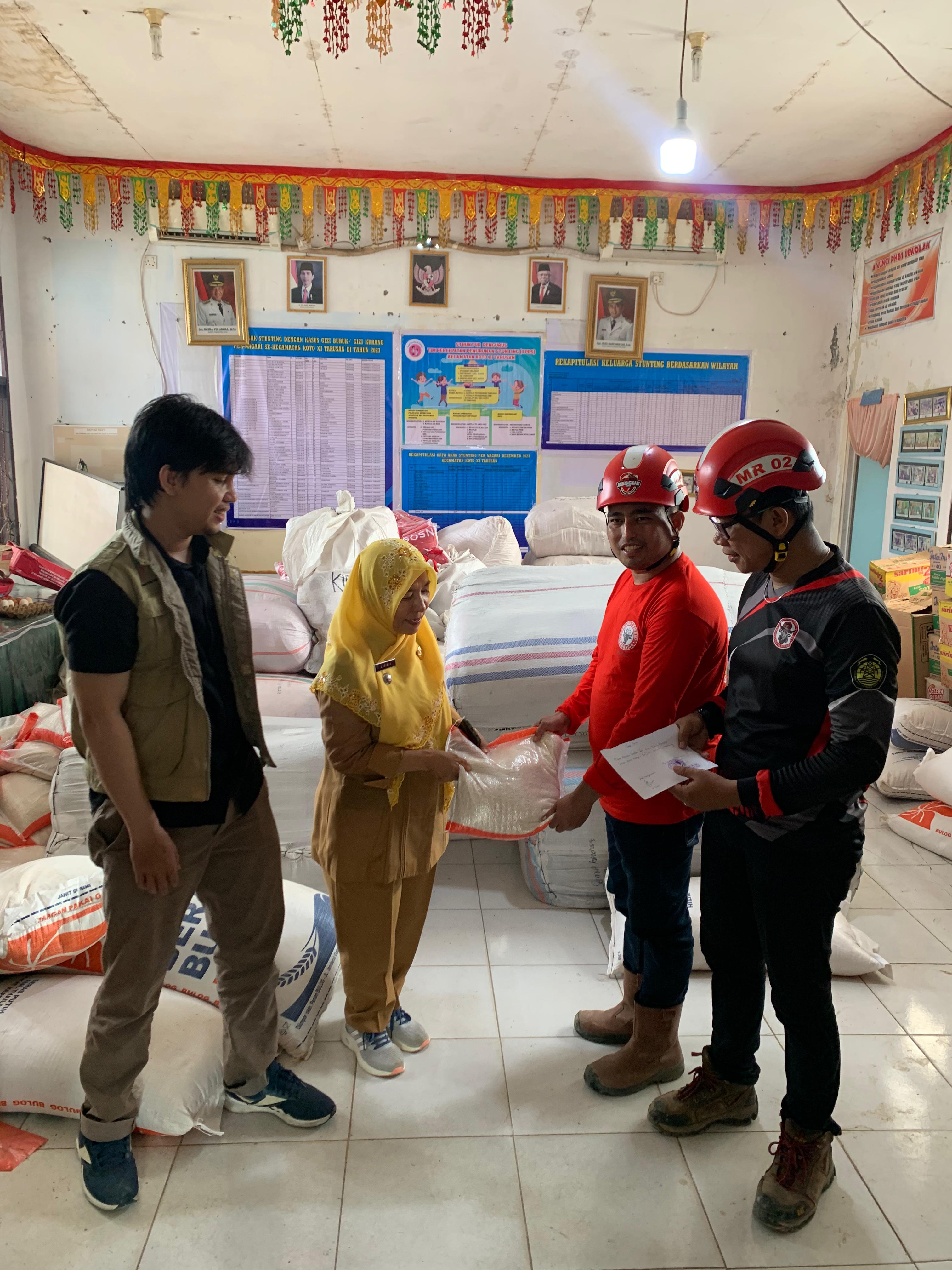 Serah Terima Bantuan Bajir Dari Tim Medis PT Semen Padang