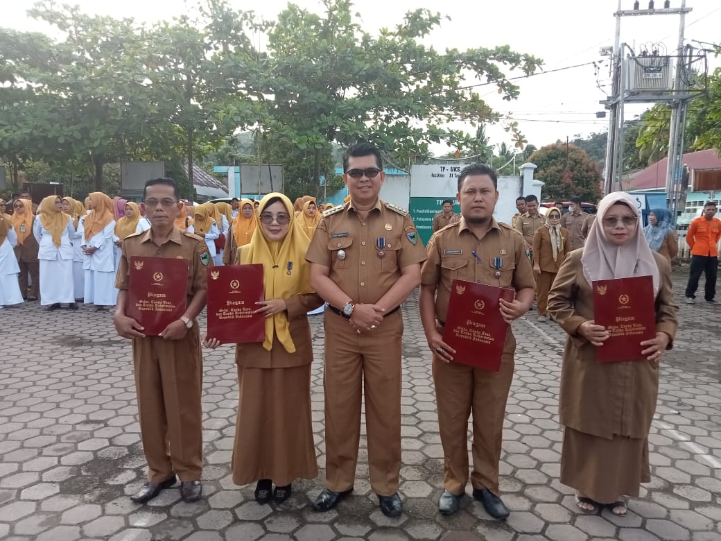 Penyerahan tanda kehormatan Presiden RI  tentang Satya Lancana