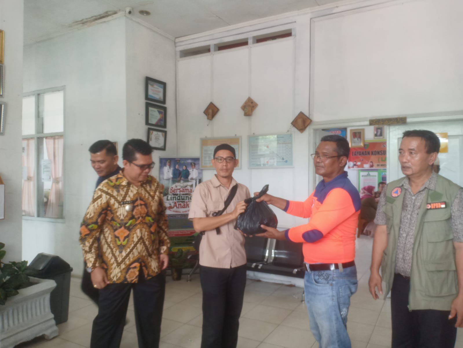 Penyerahan bantuan paket sembako di 3 Nagari Setara Nanggalo, Duku, Sungai Nyalo Mudik Air 