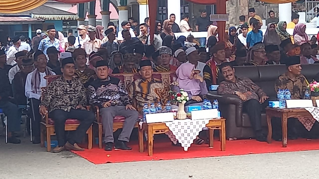 Menghadiri acara berkhatib Adat di Pasar Barung - Barung Balantai