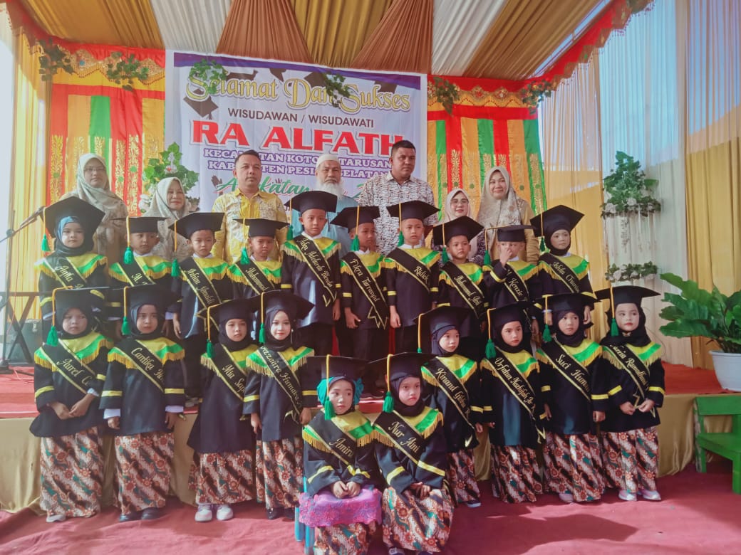 Menghadiri  Acara Wisudawan / Wisudawati RA alfatih angkatan 22 di Nagari Kapuh