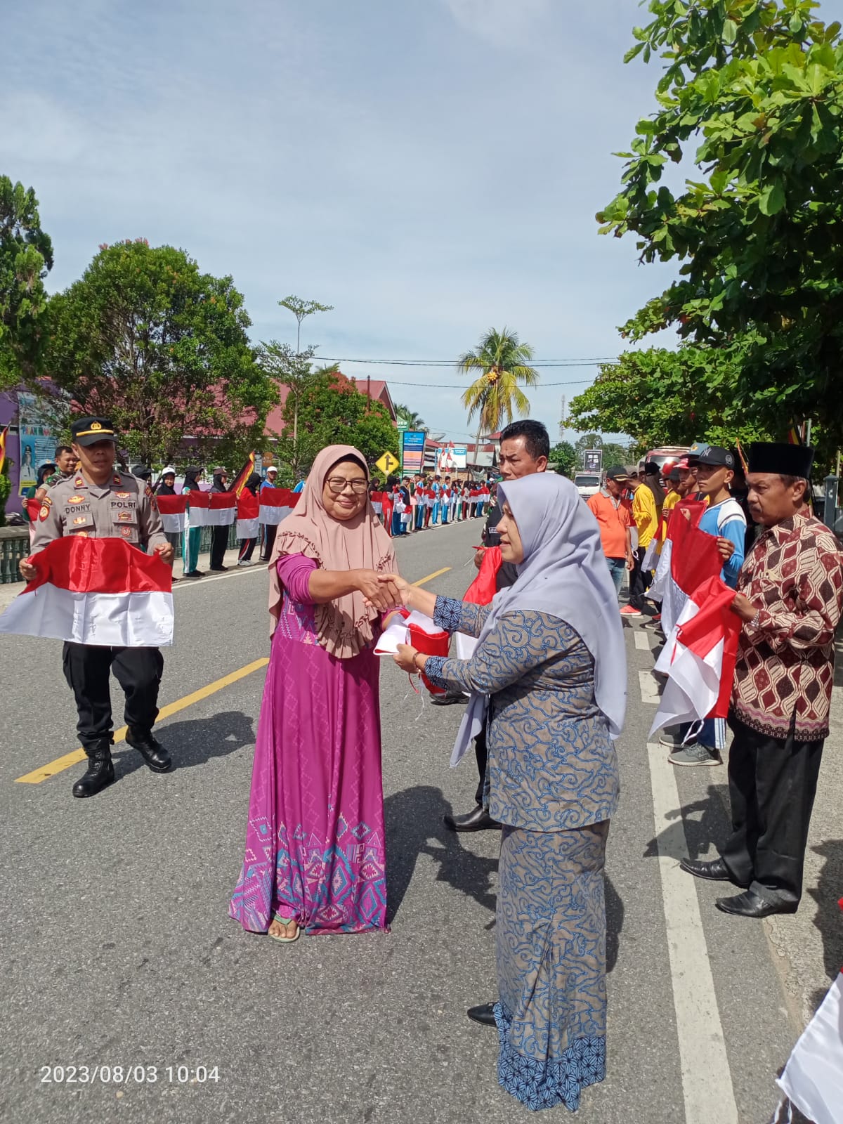 Acara Pembagian Bendera Merah Putih pada Masyarakat