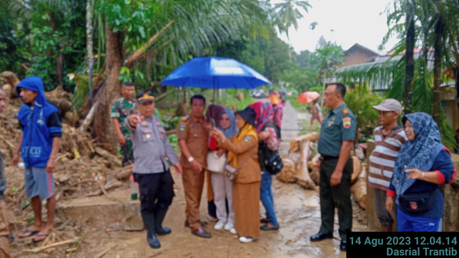 Meninjau bencana banjir dan longsor di Kampung Tanjung Nagari Duku Utara