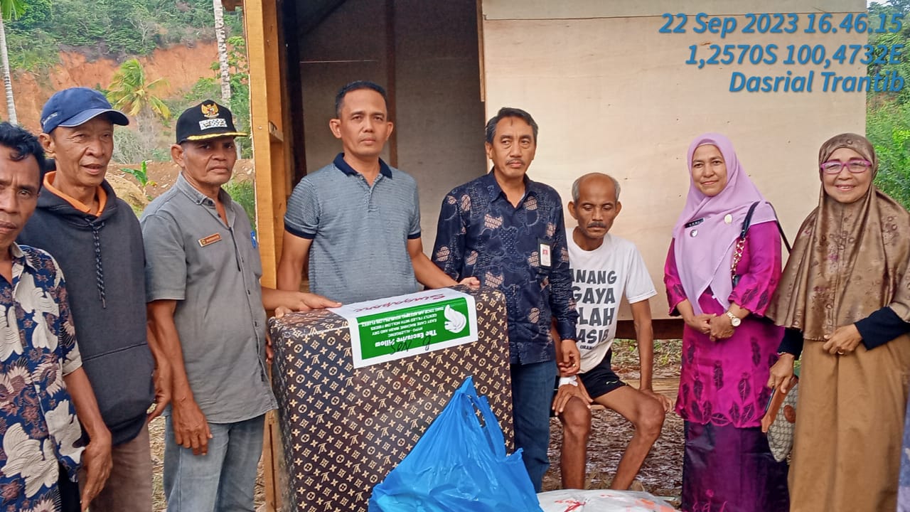 Ibuk Camat Koto XI Tarusan  dan Kasubid Dinas Sosial memberikan bantaun untuk anak orang terlantar