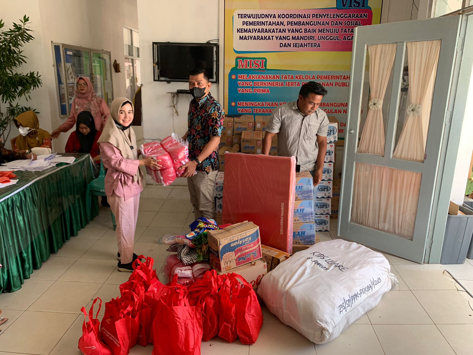 Serah Terima Bantuan banjir Dari Kementian Sosial
