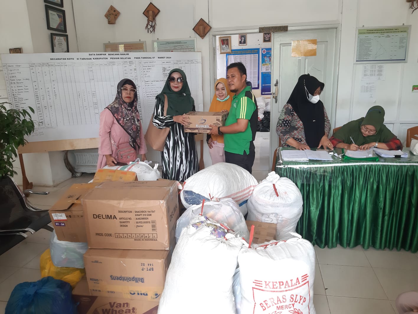 Serah Terima Bantuan Dari SMP Negeri 8 Padang