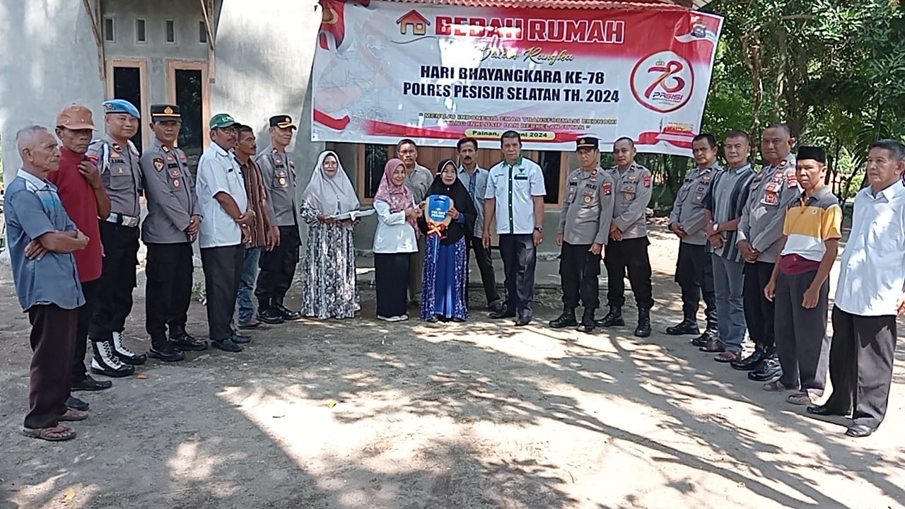 Mendampingi Wakapolres Pesisir Selatan dalam Rangka Penyerahan Kunci Bedah Rumah kepada Masyarakat d