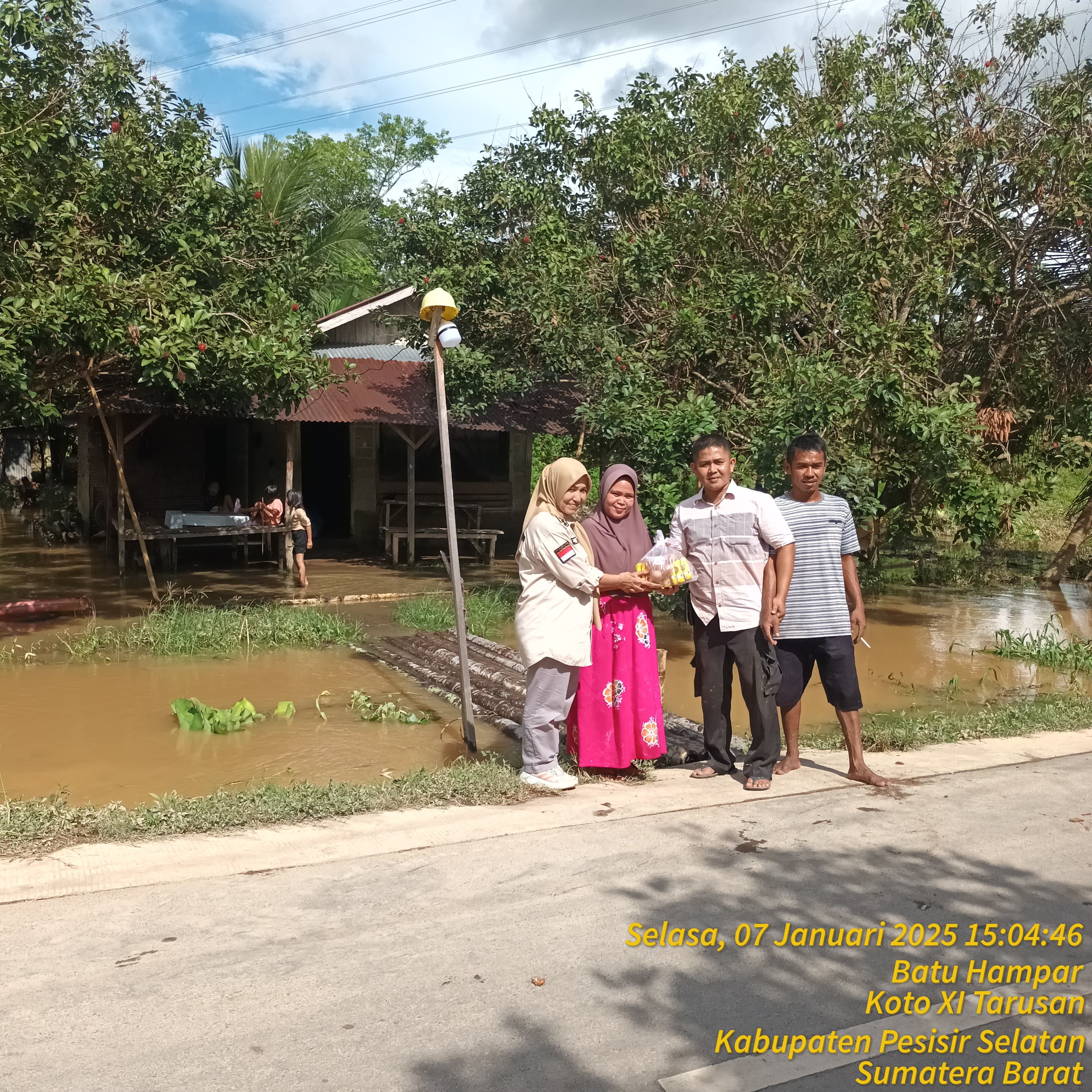 Camat Koto XI Tarusan Mendampingi Wali Nagari Batu Hampar Menyalurkan Bantuan Pada Masyarakat Pasca 