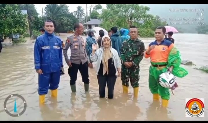 Awal Tahun Banjir Rendam jalan Padang Painan di Nagari Duku Kecamatan Koto XI Tarusan