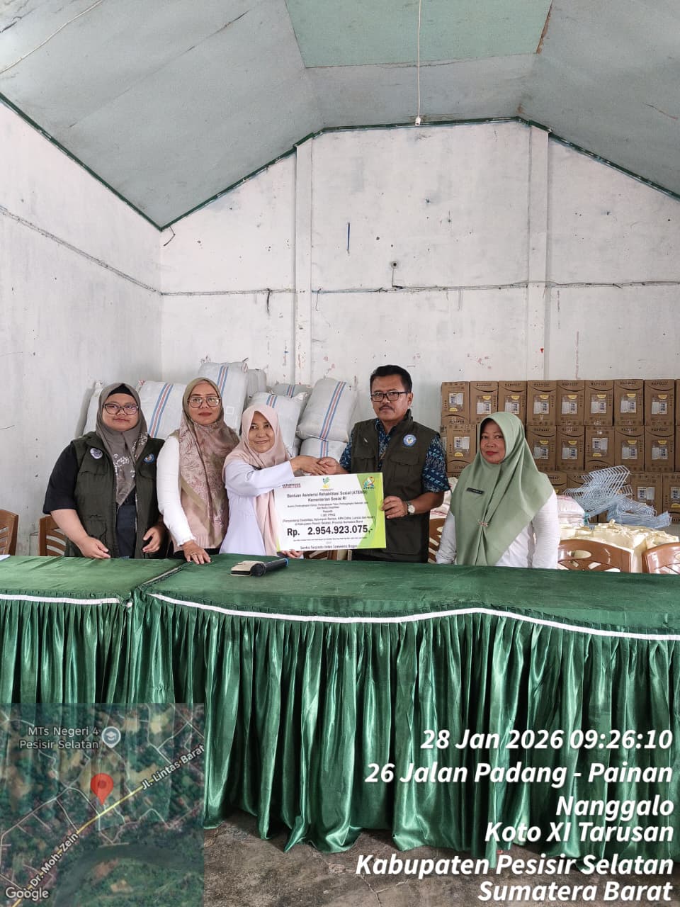Camat Koto XI Tarusan Mendampingi STIS Kemensos RI Menyerahkan Bantuan Tahun 2026 Kepada Penerima Ma