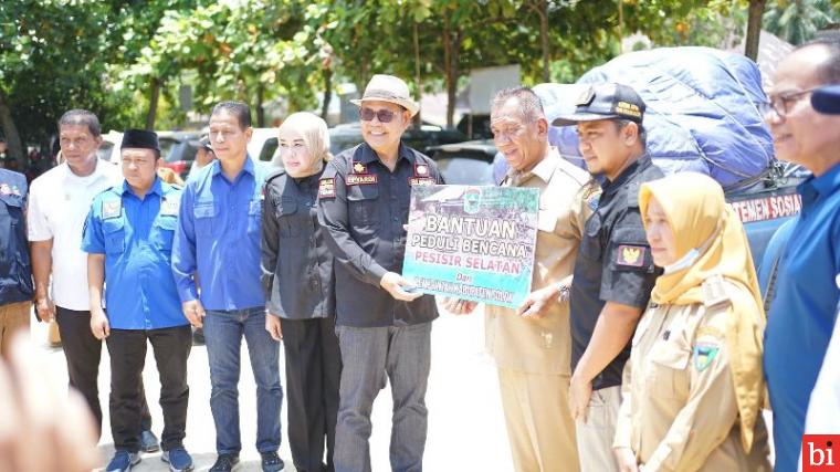 Bupati Solok Menyalurkan Bantuan Banjir