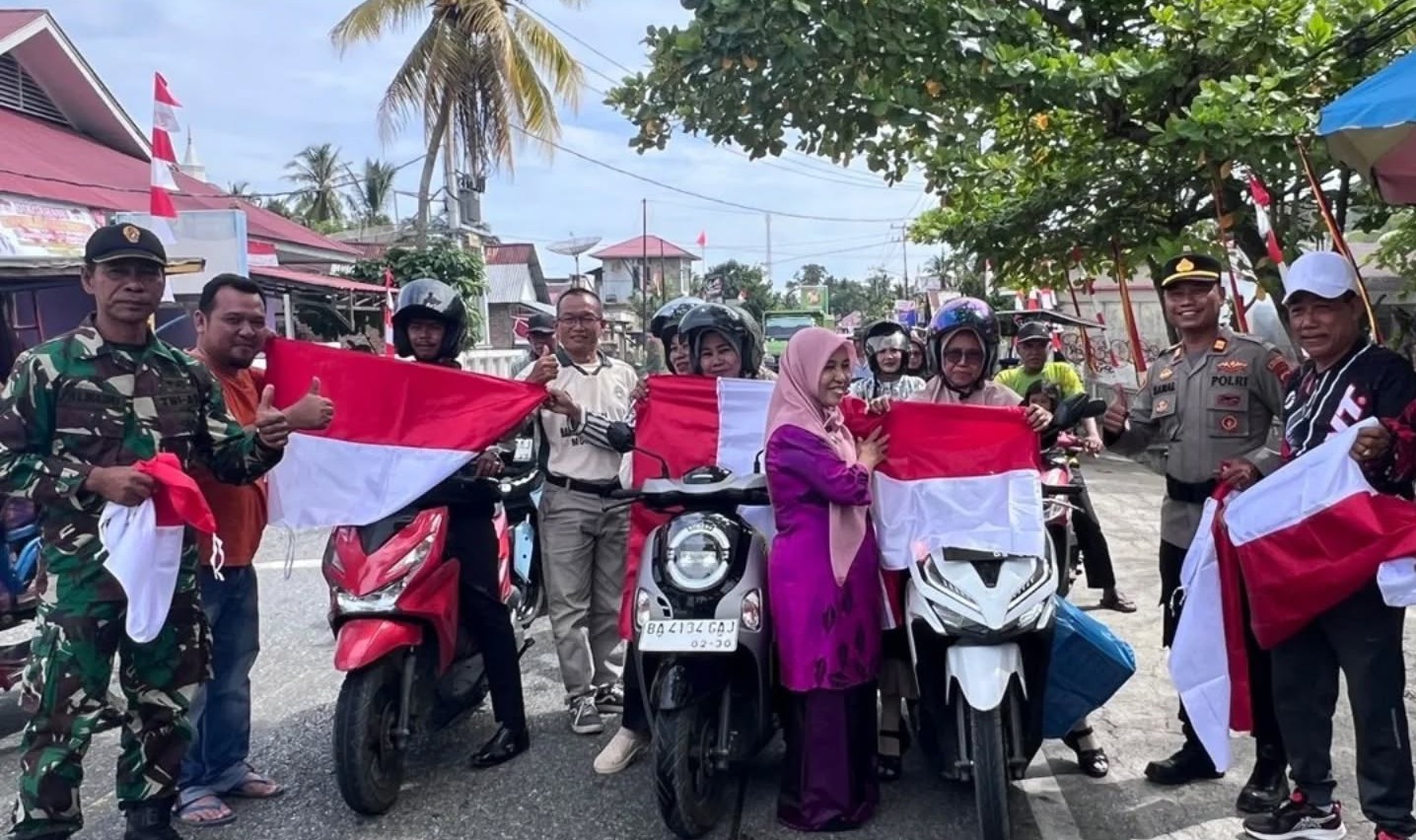 Penyerahan Bendera Merah Putih Kepada Masyarakat Kecamatan Koto XI Tarusan