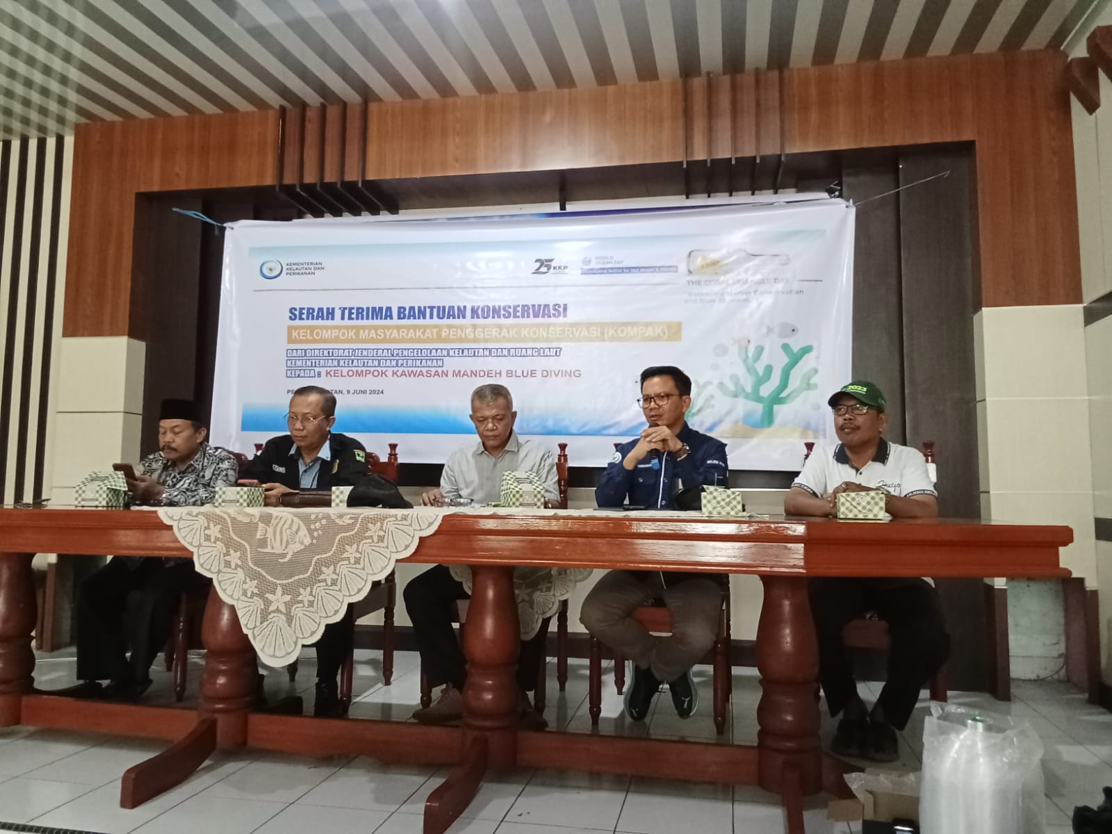 Serah Terima Bantuan Konservasi (Kompak) di Dinas Perikanan Kabupaten Pesisir Selatan 